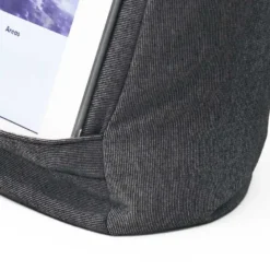 2-i-1 nakkepude og iPad-holder
